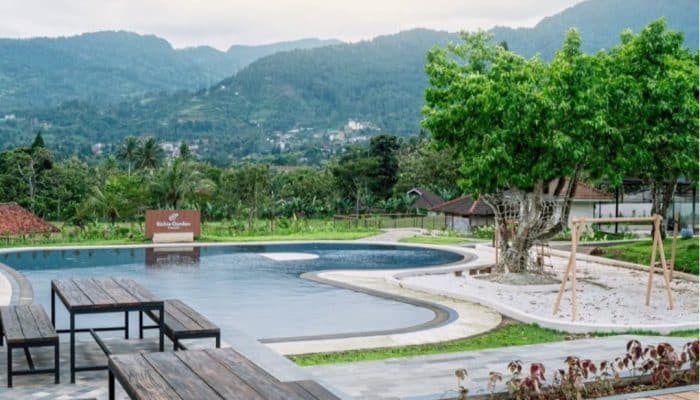 Menikmati Sensasi Nongkrong Nyaman Berlatar Perbukitan Hijau di Richie Garden Sentul
