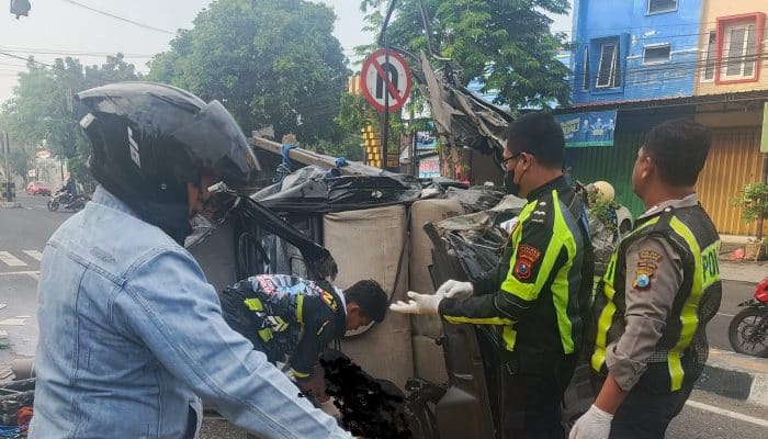 Pikap Melaju Kecepatan Tinggi Tabrak Truk Parkir di Nganjuk Seorang Tewas dua Luka Parah