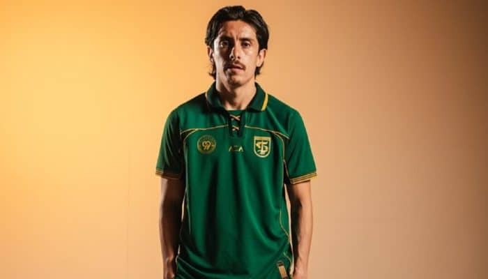 Persebaya Luncuruan Jersey Spesial 99 Tahun Menampilkan Francisco Rivera