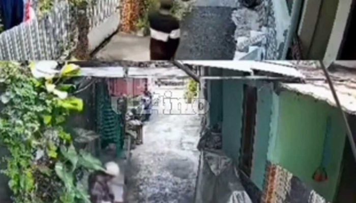 Bermodus Pengamen, Dua Pria Terekam CCTV saat Hendak Curi Sepeda Motor di Jaksel