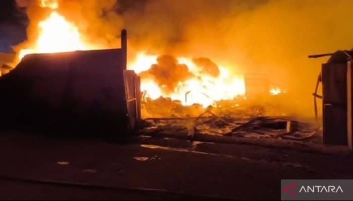 Kebakaran Rumah Dinas TPU di Jatinegara dan Gudang Limbah Bekasi, Puluhan Unit Damkar Dikerahkan