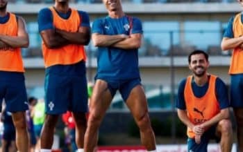 Cristiano Ronaldo tampil penuh senyum