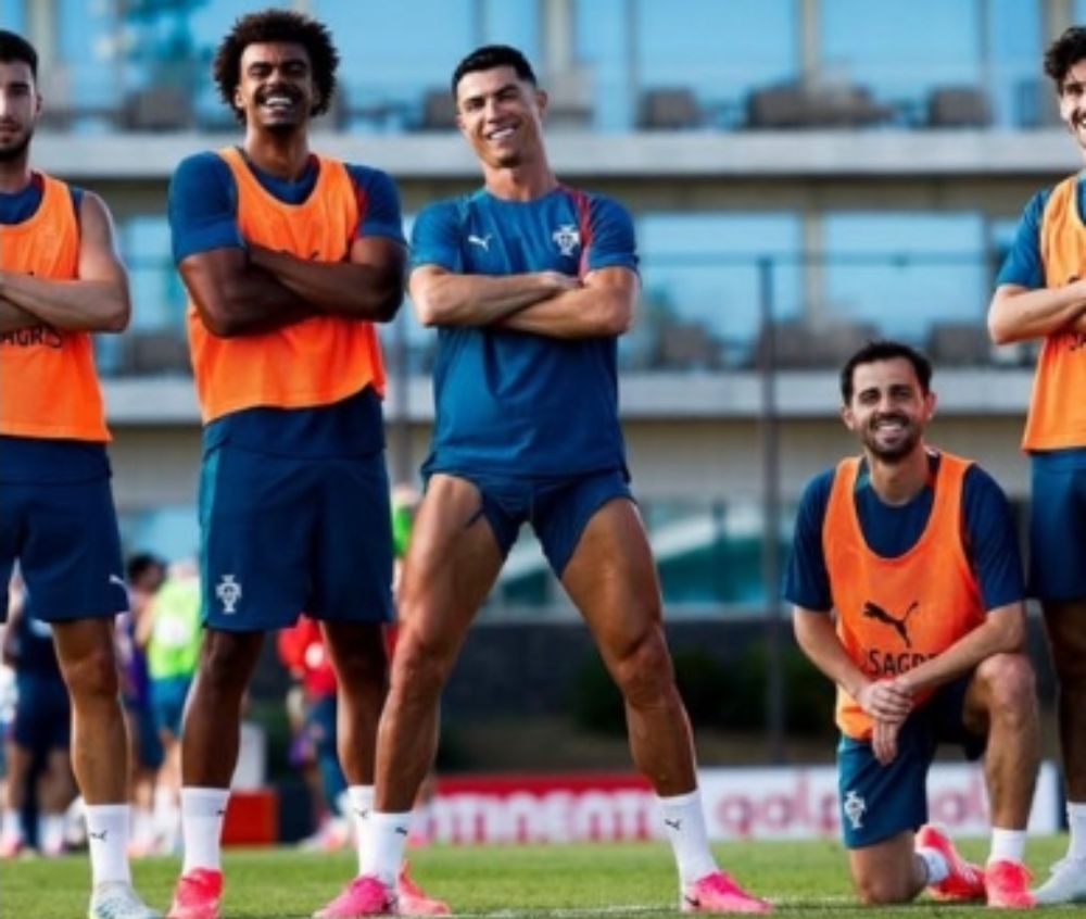 Cristiano Ronaldo tampil penuh senyum