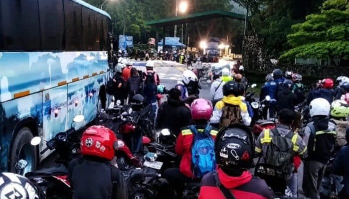 Lumpuh Total! Massa Blokade Jalan Utama Kuala Kencana Mimika, Ratusan Karyawan Terpaksa Putar Balik!