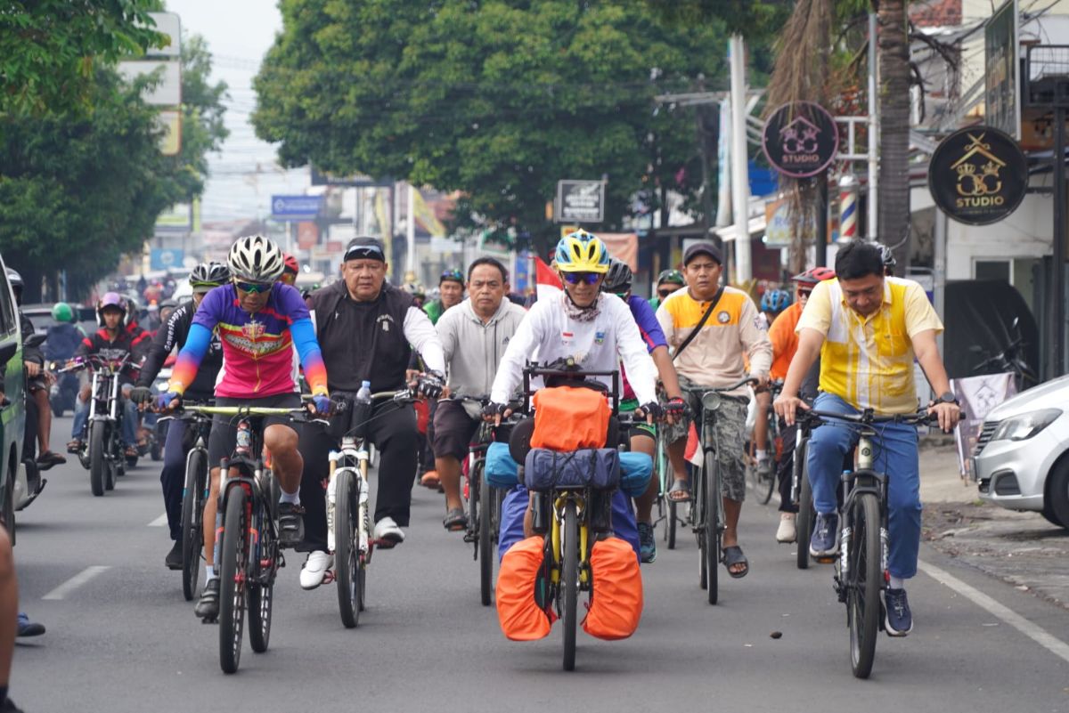 Asep Akung bersepeda ke Mekkah