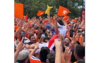 fans Belanda angkat suporter Jepang