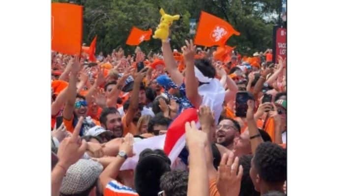 Momen Haru Fans Belanda Angkat Suporter Jepang Berpakaian Pikachu Usai Laga Epik 2-2!