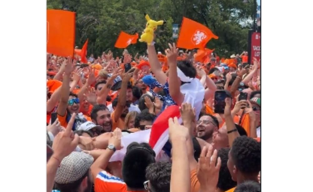 fans Belanda angkat suporter Jepang