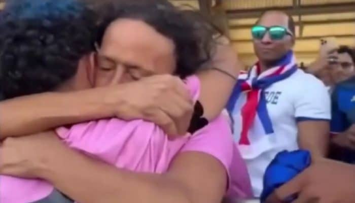 Kiper 40 Tahun Menangis Haru! Ibu Akhirnya Tiba di AS Usai Visa Diurus Pengusaha China