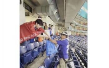 Suporter Jepang bersihkan stadion