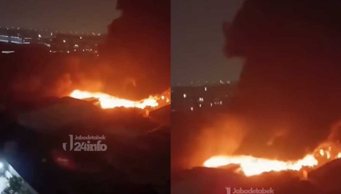 Kebakaran Gudang Hebohkan Warga Jaktim, Puluhan Petugas Damkar Berjibaku Padamkan Api