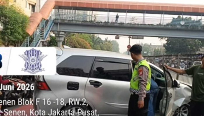 Kecelakaan di Depan Atrium Senen, Mobil Minibus Hantam Pembatas Jalan