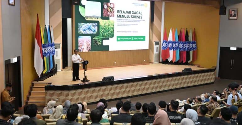 Menteri Pertanian Amran Sulaiman saat menyampaikan kuliah umum tentang kewirausahaan dan agribisnis kepada mahasiswa IPB University di Kampus Dramaga. (Kis/ist)