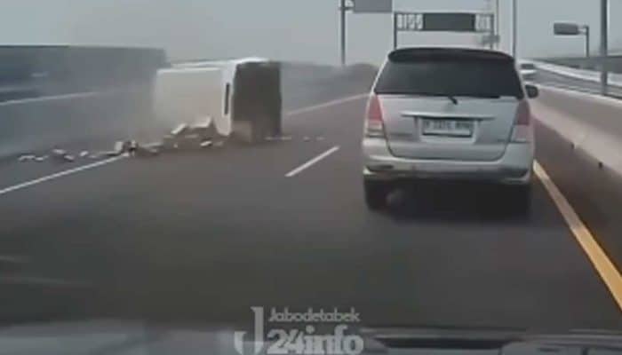 Viral Momen Mobil Pecah Ban di Tol MBZ Arah Cikampek, Sopir Selamat dari Kecelakaan
