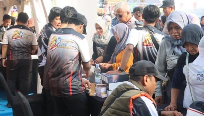Heboh! Pasar Rakyat Polri di Cikarang Bekasi Dipadati Warga, Beras Rp50 Ribu Jadi Buruan