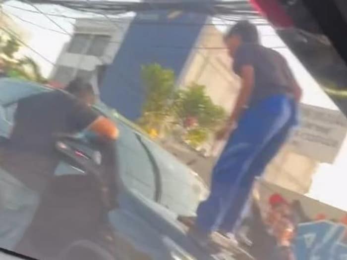 Viral! Mobil Toyota Fortuner Dikepung Warga