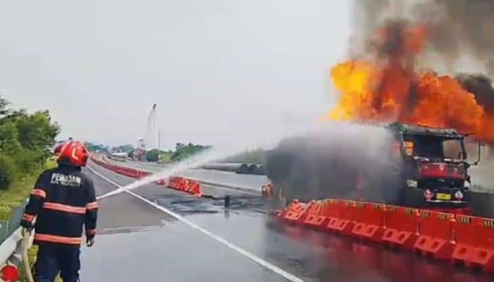 Ngeri! Truk BBM Meledak di Tol Cipali, Asap Hitam Pekat Bikin Panik Pengendara