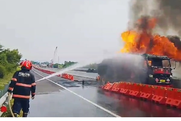 truk tangki bbm terbakar