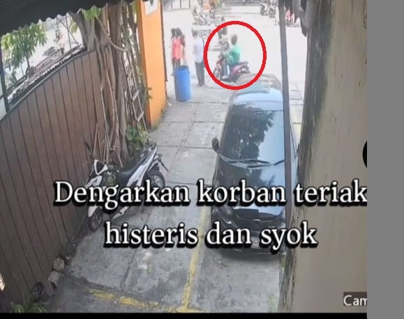 Aksi jambret yang mengenakan jaket ojek online merampas hp milik korban di Benhil, Jakpus.