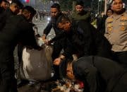 Bukan Langsung Pulang, Wakapolda Metro dan Personel Polri Bersihkan Thamrin setelah Aksi Unjuk Rasa