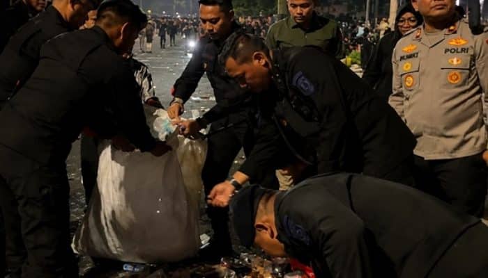 Bukan Langsung Pulang, Wakapolda Metro dan Personel Polri Bersihkan Thamrin setelah Aksi Unjuk Rasa