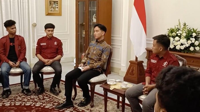 Gibran Temui Demonstran Mahasiswa