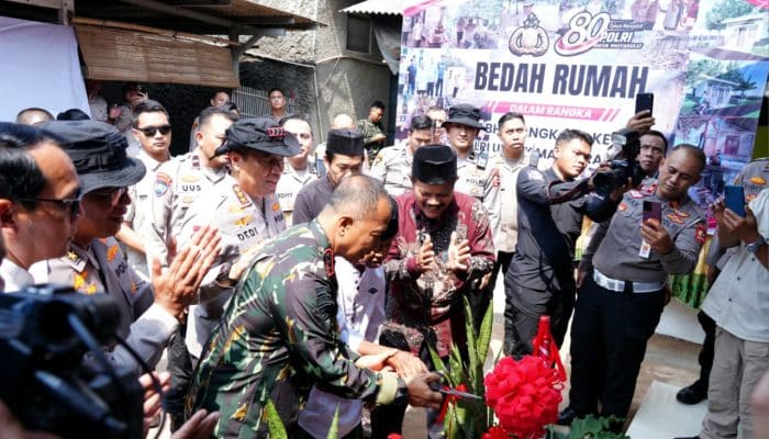 Haru! Wakapolri Resmikan Rumah Canggih Panel Surya untuk Kakek 85 Tahun, Program Bedah Rumah Polri 80 Titik Bikin Netizen Menangis!