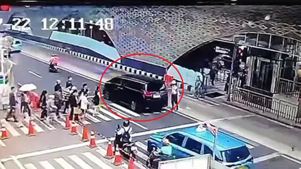 Pengemudi Alphard diduga terobos lampu merah dan pakai pelat nomor plasu di kawasan Bundaran HI, Jakpus, ditilang.