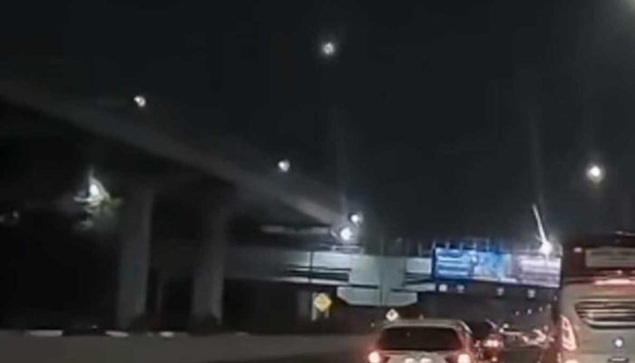 Diduga Meteor Jatuh di Langit Jawa, Terang Disertai Dentuman Hebohkan Warga