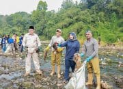 Puluhan Pesepeda Ikut Aksi Bebersih Sungai Ciliwung di Kota Bogor