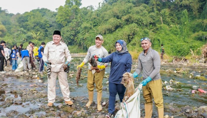 Puluhan Pesepeda Ikut Aksi Bebersih Sungai Ciliwung di Kota Bogor