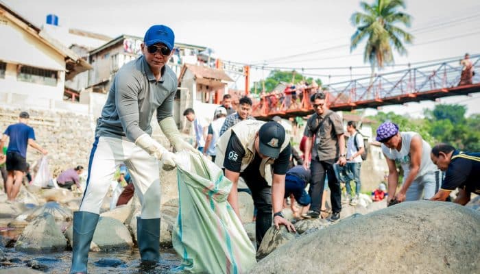 Warga Sempur Turun ke Sungai Ciliwung, Aksi Bersih-Bersih Ini Bikin Jenal Mutaqin Bangga