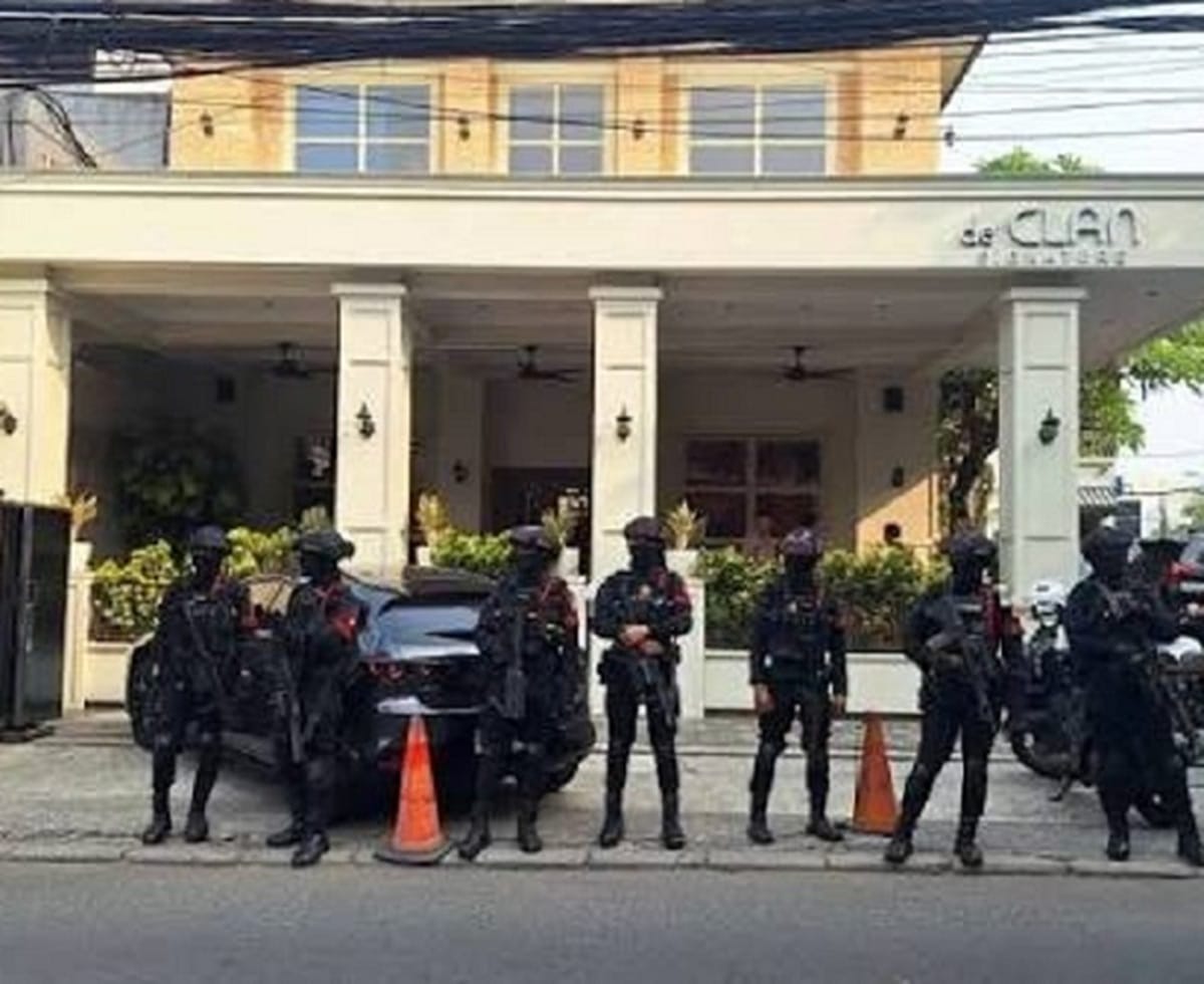 Polisi mengamankan uang tunai dalam mata uang asing bernilai fantastis serta sejumlah dokumen penting saat menggeledah sebuah kafe di kawasan Cipete, Jakarta Selatan, Rabu (8/7).