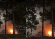 Detik-detik Mobil Terbakar di Depan Apartemen Capitol Suite Jakpus