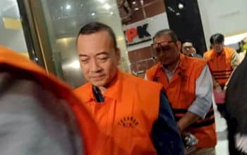 Mantan Direktur Penindakan dan Penyidikan Bea Cukai, Rizal saat digiring KPK ke mobil tahanan.