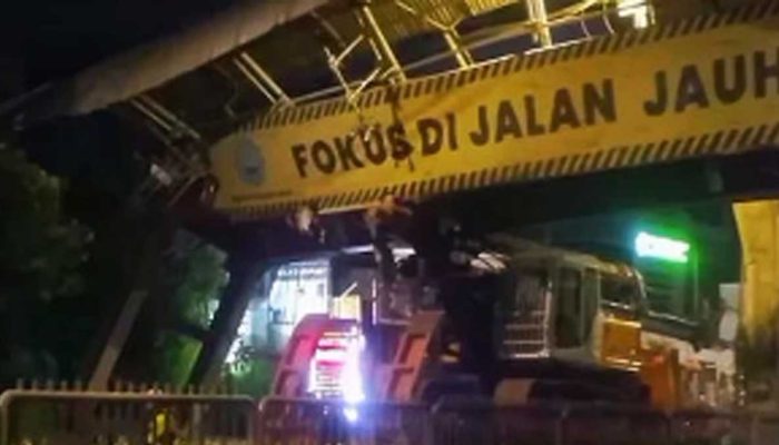 Dini Hari di Jaksel, Truk Crane Hantam JPO hingga Anak Tangga Terlepas