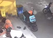 Viral Anak Muda Terenyuh Melihat Ayah dan Anak Tidur di Teras Ruko Cinere Depok, Langsung Beri Makanan