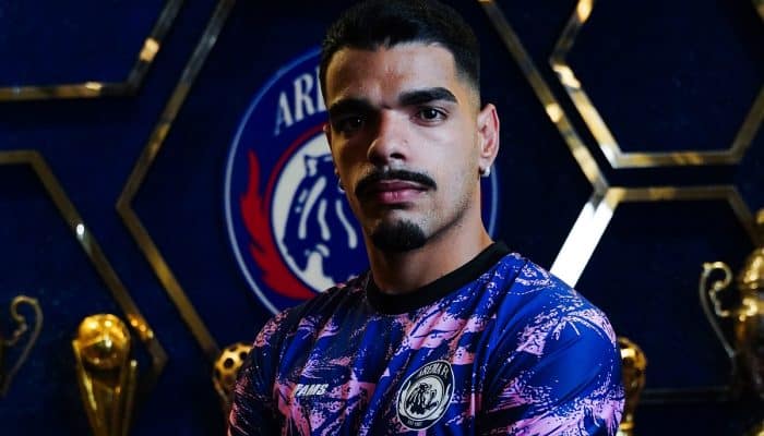Marcos Vinicius Diperkenalkan Arema FC Sebagai Second Striker Baru yang Tangguh