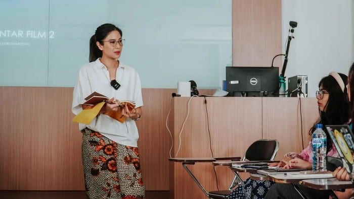 Viral Dian Sastrowardoyo Mengajar
