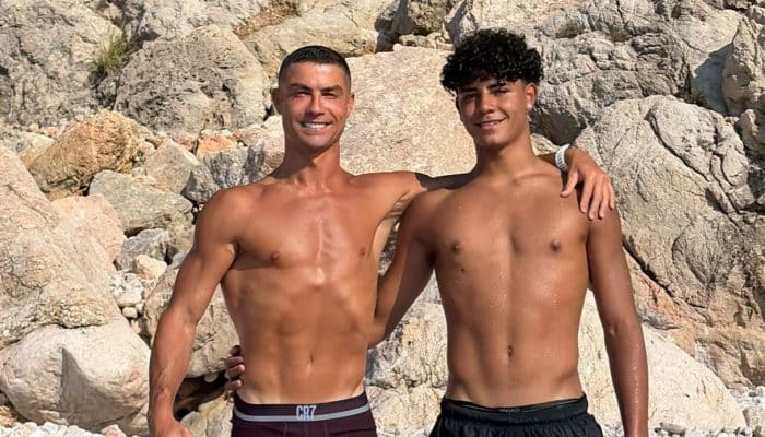 Cristiano Ronaldo Pamer Momen Liburan Bareng Putranya, Cristiano Jr. yang Kini Hampir Lampaui Tingginya