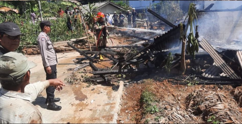 rumah panggung terbakar