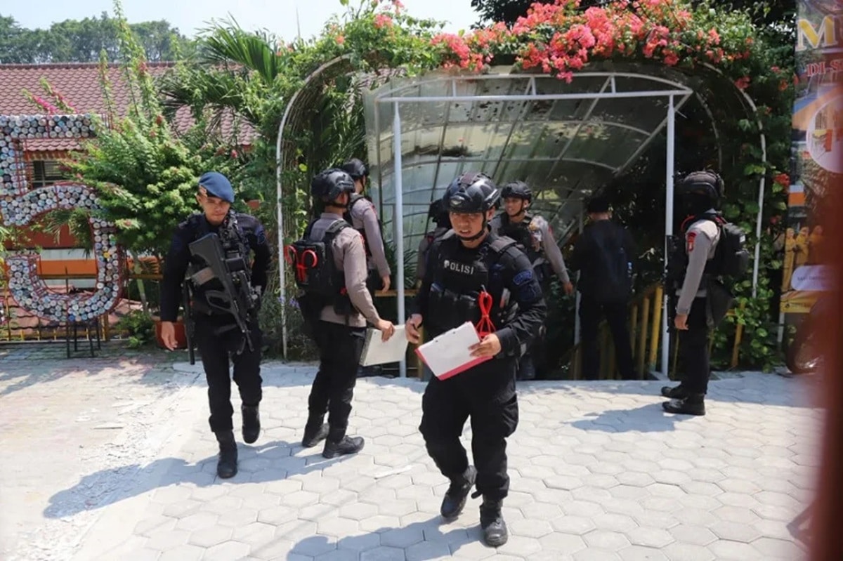 Polisi saat melalukan penyelidikan setelah mendapatkan laporan dari pihak sekolah adanya bom di area 11 titik SDN Srengseng Sawah 15 Pagi.