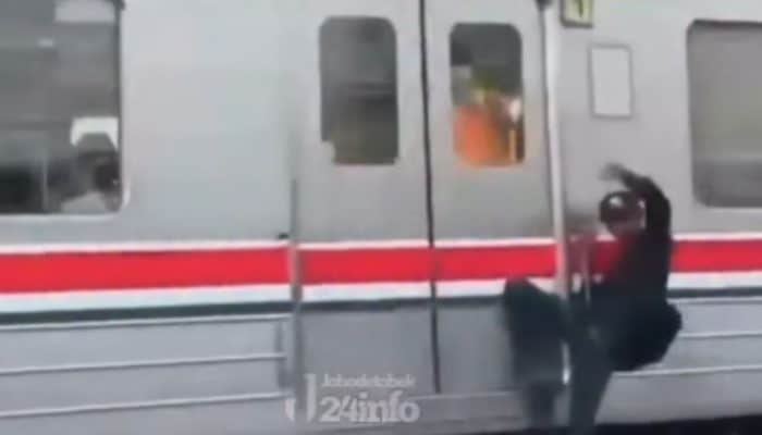 Pria Bergelantungan di Luar KRL Tanjung Priok–Jakarta Kota Masuk Blacklist