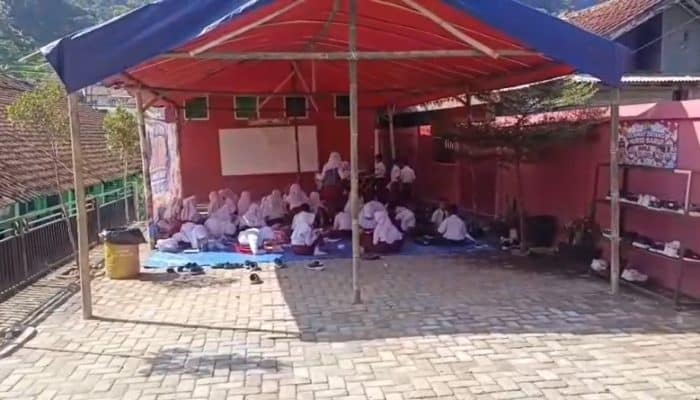 Miris! Siswa SD di Bogor Terpaksa Belajar di Tenda Darurat Selama Tiga Tahun