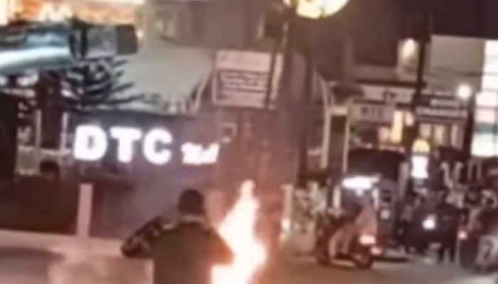 Sepeda Motor Terbakar di Depan DTC Sawangan Depok, Warga Sigap Padamkan Api