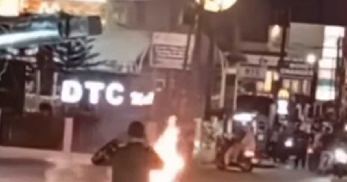 sepeda motor terbakar
