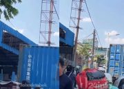 Manuver Truk Kontainer Gagal, Jalan Lapangan Bola Kebon Jeruk Jakbar Sempat Mengular