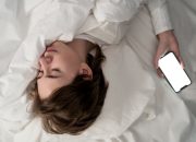 Jangan Taruh HP di Dekat Bantal Saat Tidur, Ini Alasan dan Cara Menghentikan Kebiasaannya