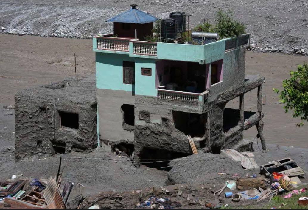 rumah kokoh selamat dari banjir Nepal