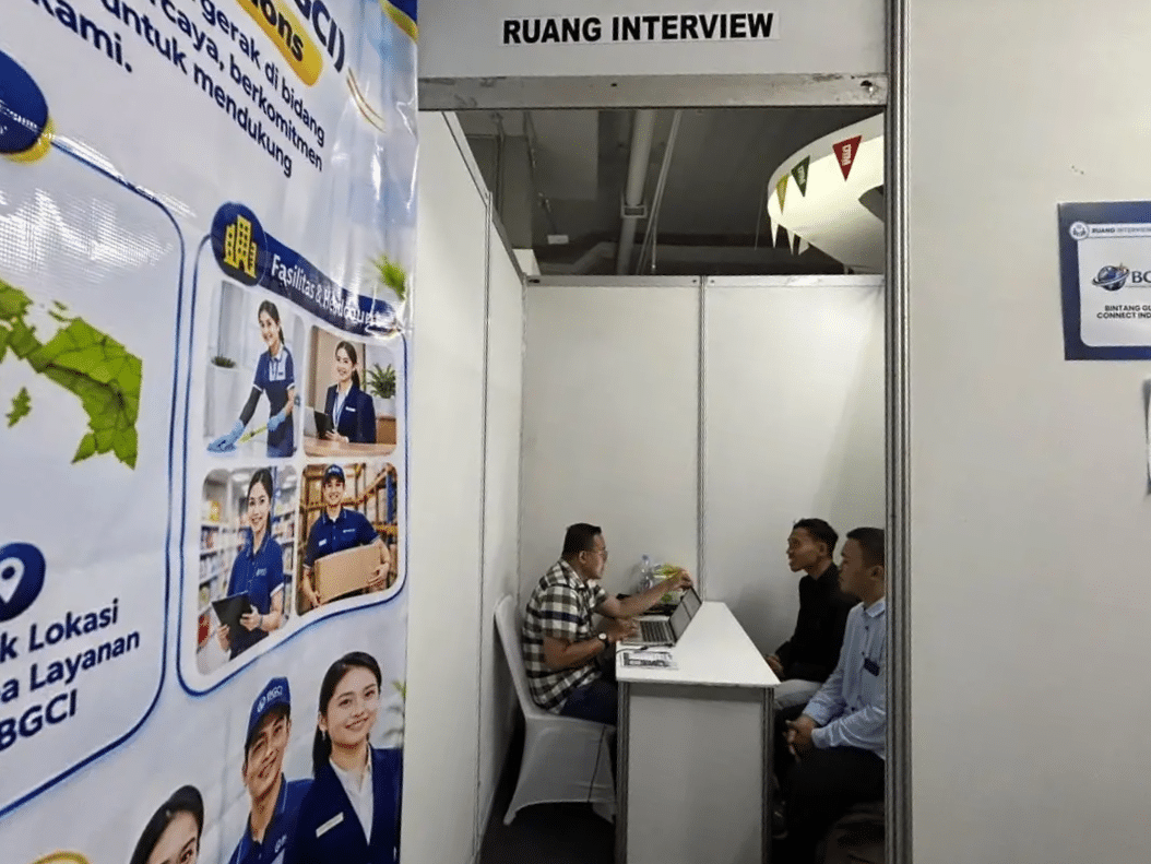 Pencari Kerja Mengikuti Walk In Interview Pada Job Fair Kota Depok 2026 di DETOS